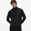 Rollkragenpullover mit Monogramm-Ansteckpin Rollkragenpullover mit Monogramm-Ansteckpin