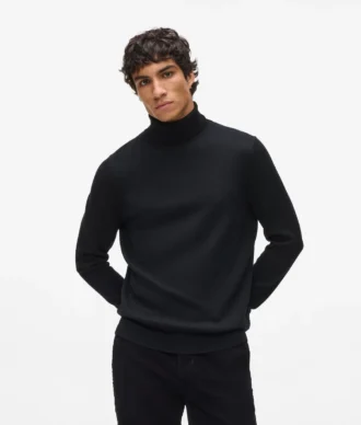 Rollkragenpullover mit Monogramm-Ansteckpin