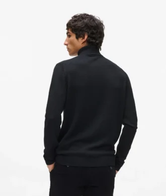 Rollkragenpullover mit Monogramm-Ansteckpin