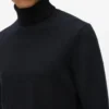 Rollkragenpullover mit Monogramm-Ansteckpin Rollkragenpullover mit Monogramm-Ansteckpin