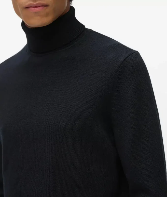Rollkragenpullover mit Monogramm-Ansteckpin Rollkragenpullover mit Monogramm-Ansteckpin