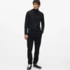 Rollkragenpullover mit Monogramm-Ansteckpin Rollkragenpullover mit Monogramm-Ansteckpin