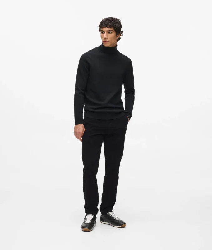 Rollkragenpullover mit Monogramm-Ansteckpin Rollkragenpullover mit Monogramm-Ansteckpin