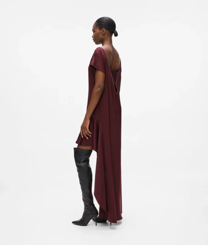 Satin-Kleid mit offenem Rücken Satin-Kleid mit offenem Rücken