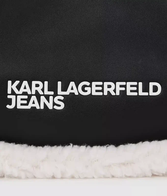 Schultertasche aus Lammfell mit Mondmotiv