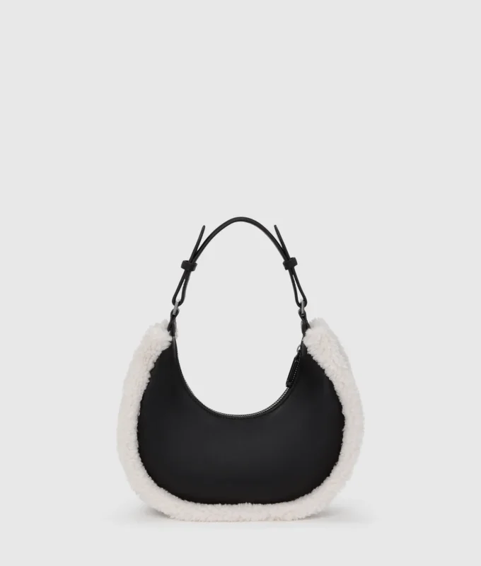 Schultertasche aus Lammfell mit Mondmotiv