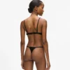 Signature-String mit hohem Beinausschnitt Signature-String mit hohem Beinausschnitt