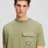 T-SHIRT MIT BRUSTTASCHE T-SHIRT MIT BRUSTTASCHE