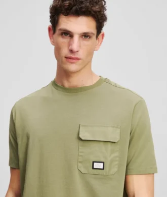 T-SHIRT MIT BRUSTTASCHE