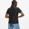 T-Shirt mit Nieten und Signatur