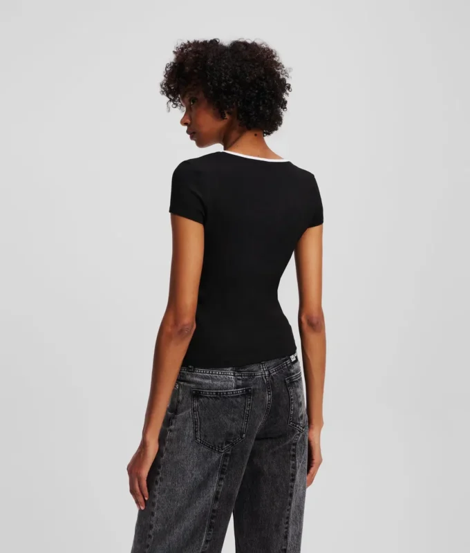 T-SHIRT MIT QUADRATISCHEM AUSSCHNITT T-SHIRT MIT QUADRATISCHEM AUSSCHNITT