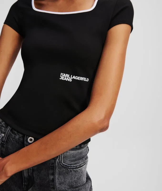 T-SHIRT MIT QUADRATISCHEM AUSSCHNITT T-SHIRT MIT QUADRATISCHEM AUSSCHNITT