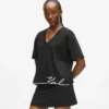 T-Shirt mit V-Ausschnitt und charakteristischem Saum