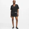 T-Shirt mit V-Ausschnitt und charakteristischem Saum