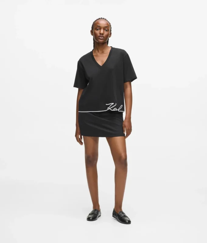 T-Shirt mit V-Ausschnitt und charakteristischem Saum