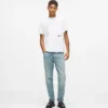Tapered Jeans mit Farbspritzern Tapered Jeans mit Farbspritzern