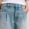 WEITE JEANS MIT PLISSEEFALTEN WEITE JEANS MIT PLISSEEFALTEN