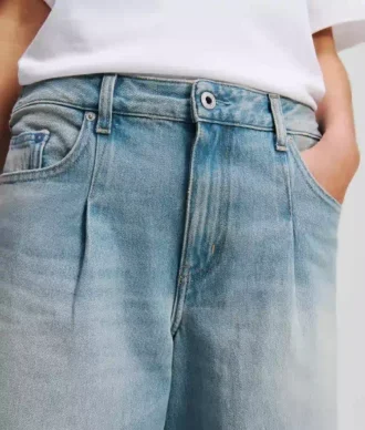 WEITE JEANS MIT PLISSEEFALTEN