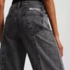 ZWEIFARBIGE, ENTSPANNTE JEANS MIT MITTLERER TAILLE ZWEIFARBIGE, ENTSPANNTE JEANS MIT MITTLERER TAILLE